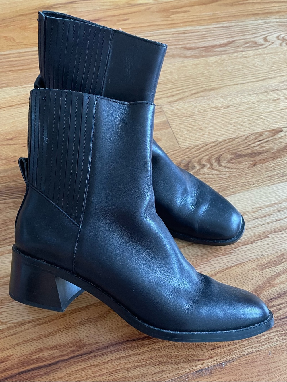 Dolce Vita Black Leather Ankle Boots - Sleek Women's Chelsea Style - 10M
